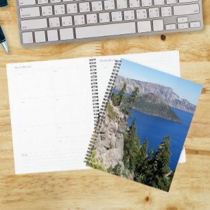 Foto vom blauen Crater Lake Planer