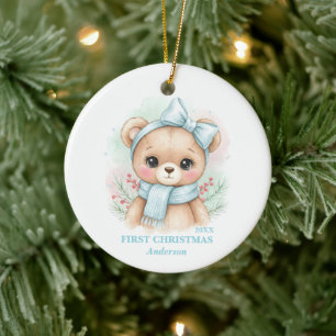 Foto vom ersten Weihnachten des kleinen Jungen mit Keramik Ornament