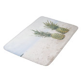 Foto von 2 Ananas am Strand Badematte (Schrägansicht)