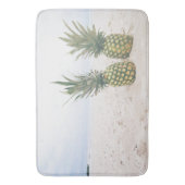 Foto von 2 Ananas am Strand Badematte (Vorderseite Vertikal)