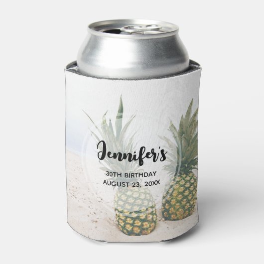 Foto von 2 Ananas am Strand Geburtstag Dosenkühler (Kanne Vorderseite)