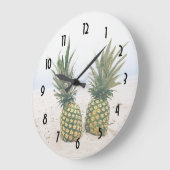 Foto von 2 Ananas am Strand Große Wanduhr (Winkel)