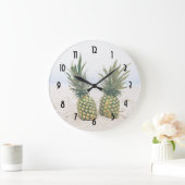 Foto von 2 Ananas am Strand Große Wanduhr (Zuhause)