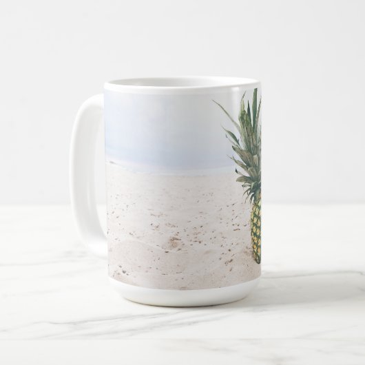 Foto von 2 Ananas am Strand Kaffeetasse (Vorderseite Links)