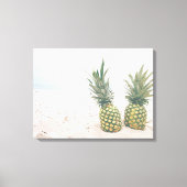 Foto von 2 Ananas am Strand Leinwanddruck (Vorderseite)