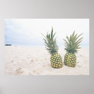 Foto von 2 Ananas am Strand Poster