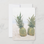 Foto von 2 Ananas am Strand RSVP Karte (Rückseite)
