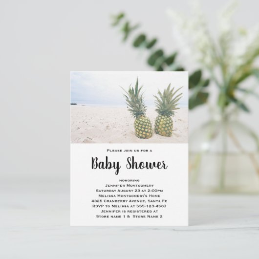 Foto von 2 Ananas auf einer Beach Baby Dusche Einladungspostkarte (Stehend Vorderseite)
