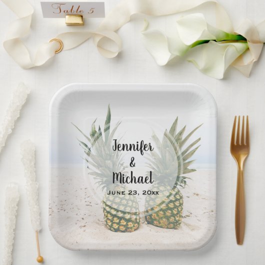 Foto von 2 Ananas auf einer Hochzeit am Strand Pappteller (Hochzeit)
