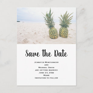 Foto von 2 Ananas Save the Date am Strand Einladungspostkarte