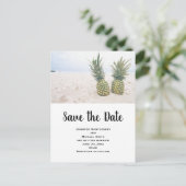 Foto von 2 Ananas Save the Date am Strand Einladungspostkarte (Stehend Vorderseite)
