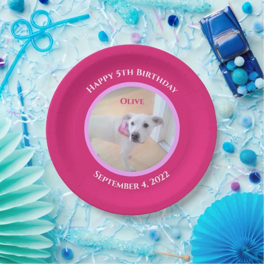 Foto von Adorable Puppy Dog mit scharf rosa Scarf Pappteller (Party)