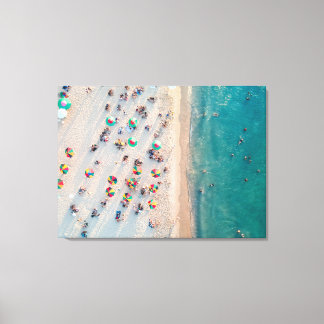 Foto von Aerial Beach, Regenschirme am Sandstrand Leinwanddruck