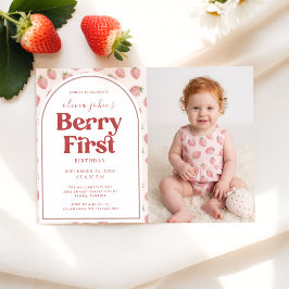 Foto von Baby Mädchen Erdbeere Beere zum ersten Ge Einladung