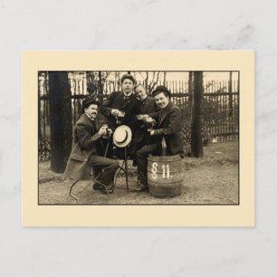 Foto von Bier trinkenden Kumpels aus der Vintage-Z Postkarte