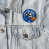 Foto von blauem Basketballspieler mit High-School- Button (Beispiel)
