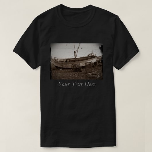 Foto von Boote und Hummertöpfen am Strand T-Shirt (Design vorne)