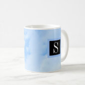 Foto von Cloudy Light Blue Sky mit Single Initial Kaffeetasse (VorderseiteRechts)