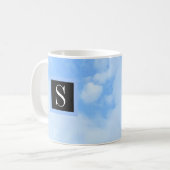 Foto von Cloudy Light Blue Sky mit Single Initial Kaffeetasse (Vorderseite Links)
