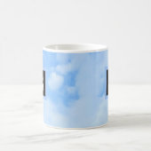 Foto von Cloudy Light Blue Sky mit Single Initial Kaffeetasse (Mittel)