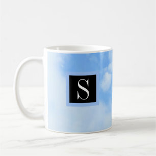 Foto von Cloudy Light Blue Sky mit Single Initial Kaffeetasse