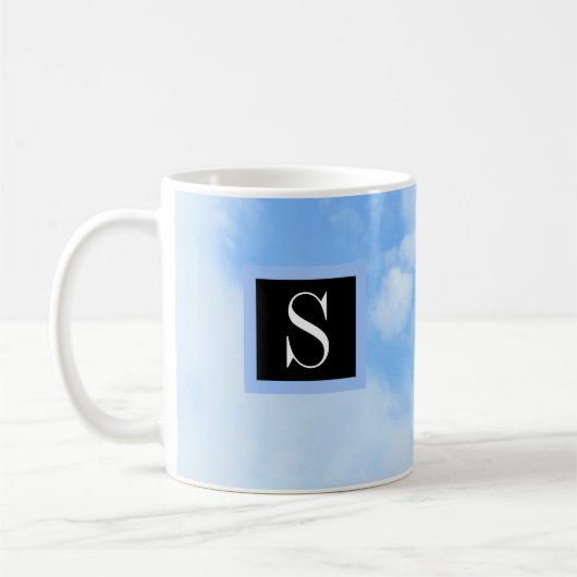 Foto von Cloudy Light Blue Sky mit Single Initial Kaffeetasse (Links)