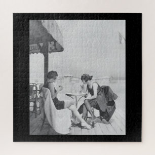 Foto von Damen aus den 1920er Jahren beim Lunch am Puzzle