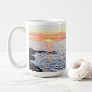 Foto von einem schönen Sonnenuntergang mit Nachric Kaffeetasse