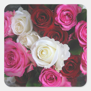 Foto von einem Strauß rosa, weißer und roter Rosen Quadratischer Aufkleber