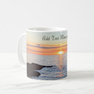 Foto von Goldenem Sonnenuntergang am blauen Ozean  Kaffeetasse