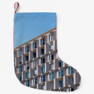 FOTO VON GRAUEM BETONGEBÄUDE AUS NIEDRIGER PERSPEK KLEINER WEIHNACHTSSTRUMPF