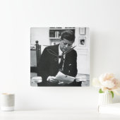 Foto von John F. Kennedy 2 Quadratische Wanduhr (Zuhause)