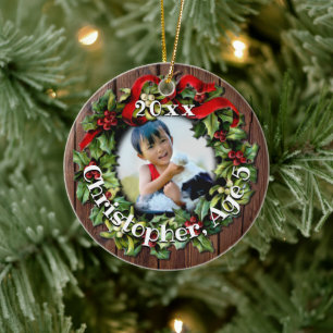 Foto von Kindern mit Stechpalmenkranz - Familienso Keramik Ornament