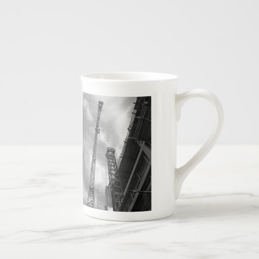 Foto von Kranen und Gegengewichtsbaugeräten Porzellantasse (Rechts)