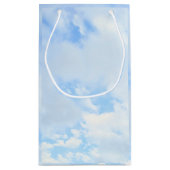 Foto von Light Blue Cloudy Sky mit Single Initial Kleine Geschenktüte (Rückseite)