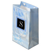 Foto von Light Blue Cloudy Sky mit Single Initial Kleine Geschenktüte (Vorderseite Schrägansicht)