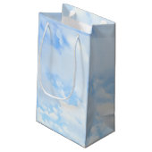 Foto von Light Blue Cloudy Sky mit Single Initial Kleine Geschenktüte (Rückseite Schrägansicht)