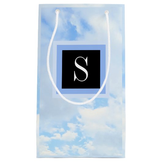 Foto von Light Blue Cloudy Sky mit Single Initial Kleine Geschenktüte (Vorderseite)