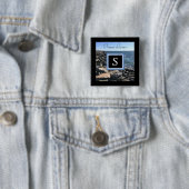 Foto von Meereswellen und Felsen, erste schwarze R Button (Beispiel)