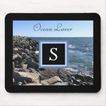 Foto von Meereswellen und Felsen, erste schwarze R