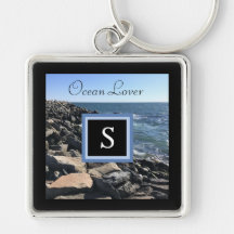 Foto von Meereswellen und Felsen, erste schwarze R