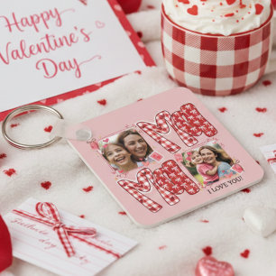 Foto von Mutter und Kind mit rotem Karo-Valentinsh Schlüsselanhänger