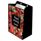 Foto von Red Juicy Strawberries Geburtstag Mittlere Geschenktüte (Rückseite Schrägansicht)