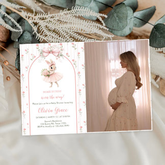 Foto von rosa Schleife und floralem Hasen zur Baby Einladung