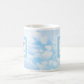 Foto von Soft Blue Sky Custom Single Initial Kaffeetasse (Mittel)