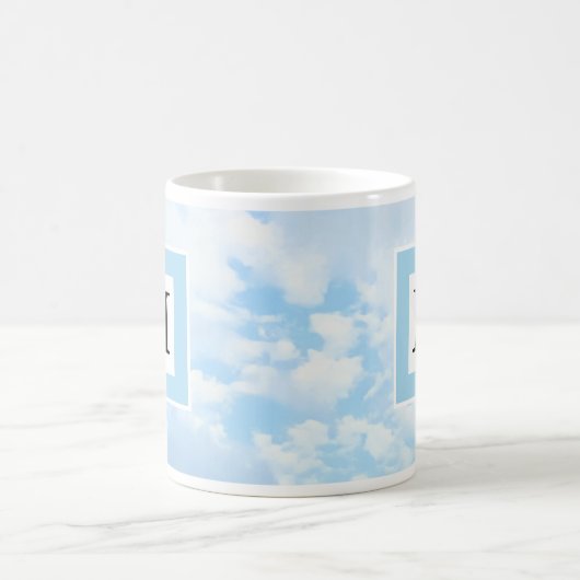 Foto von Soft Blue Sky Custom Single Initial Kaffeetasse (Mittel)
