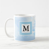 Foto von Soft Blue Sky Custom Single Initial Kaffeetasse (Links)