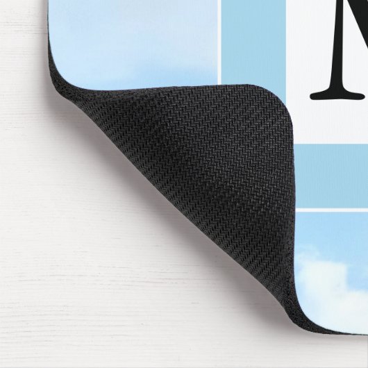 Foto von Soft Blue Sky Custom Single Initial Mousepad (Ecke)
