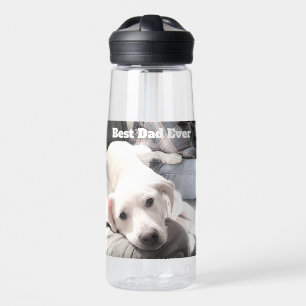 Foto von süßem weißen Hund, der mit dem Vater abhä Trinkflasche