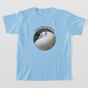 Foto von süßem Welpen Hund schlafend blau T-Shirt
